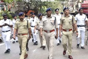 পাড়ায় পাড়ায় ঘুরে মনোবল বাড়াচ্ছেন সিপি অজয় নন্দা, দিচ্ছেন নির্ভয়ে ভোট দেওয়ার বার্তা