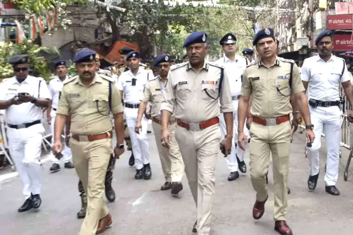 পাড়ায় পাড়ায় ঘুরে মনোবল বাড়াচ্ছেন সিপি অজয় নন্দা, দিচ্ছেন নির্ভয়ে ভোট দেওয়ার বার্তা