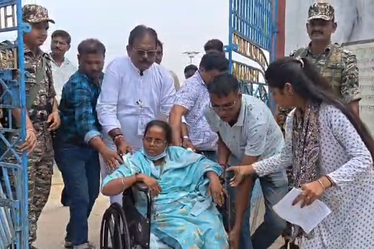 হাসপাতাল থেকে অ্যাম্বুল্যান্সে ভোটকেন্দ্রে, ভোট দিয়ে কী বললেন তৃণমূল সাংসদ মিতালি বাগ?