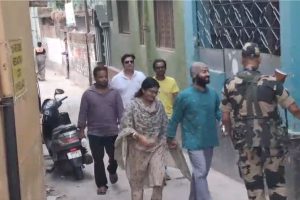 ‘…লোকে ভাববে নেতা হয়ে গিয়েছি!’ সস্ত্রীক ভোট দিয়ে কেন বললেন অরিজিৎ সিং?