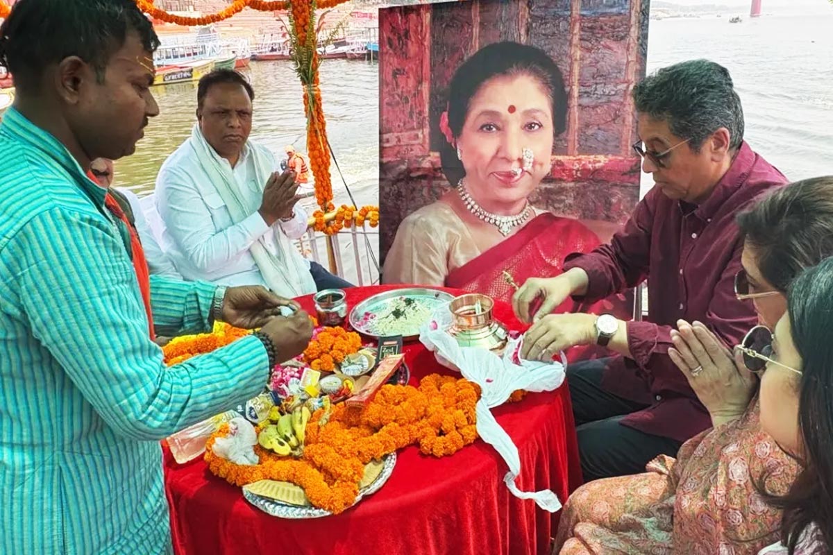 Family immersed the ashes of legendary Indian singer Asha Bhosle in Varanasi