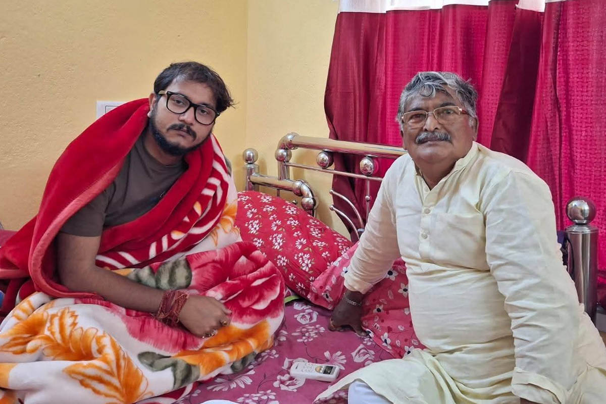 গরমে প্রচারে বেরিয়ে অসুস্থ দেবাংশু, শুনেই ‘ছেলে’কে দেখতে ছুটে গেলেন অসিত মজুমদার