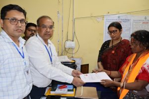 ‘শক্তিরূপেণ…’ ফের শাড়ির পাড়ে বার্তা অভয়ার মা’র, স্মৃতিকে পাশে নিয়ে মনোনয়ন পেশ