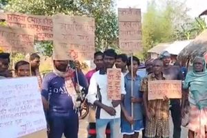 প্রতিশ্রুতি মিললেও নেই পানীয় জল, ভেঙেছে রাস্তা! ভোট বয়কটের ডাক বাঁকুড়ার চার গ্রামে