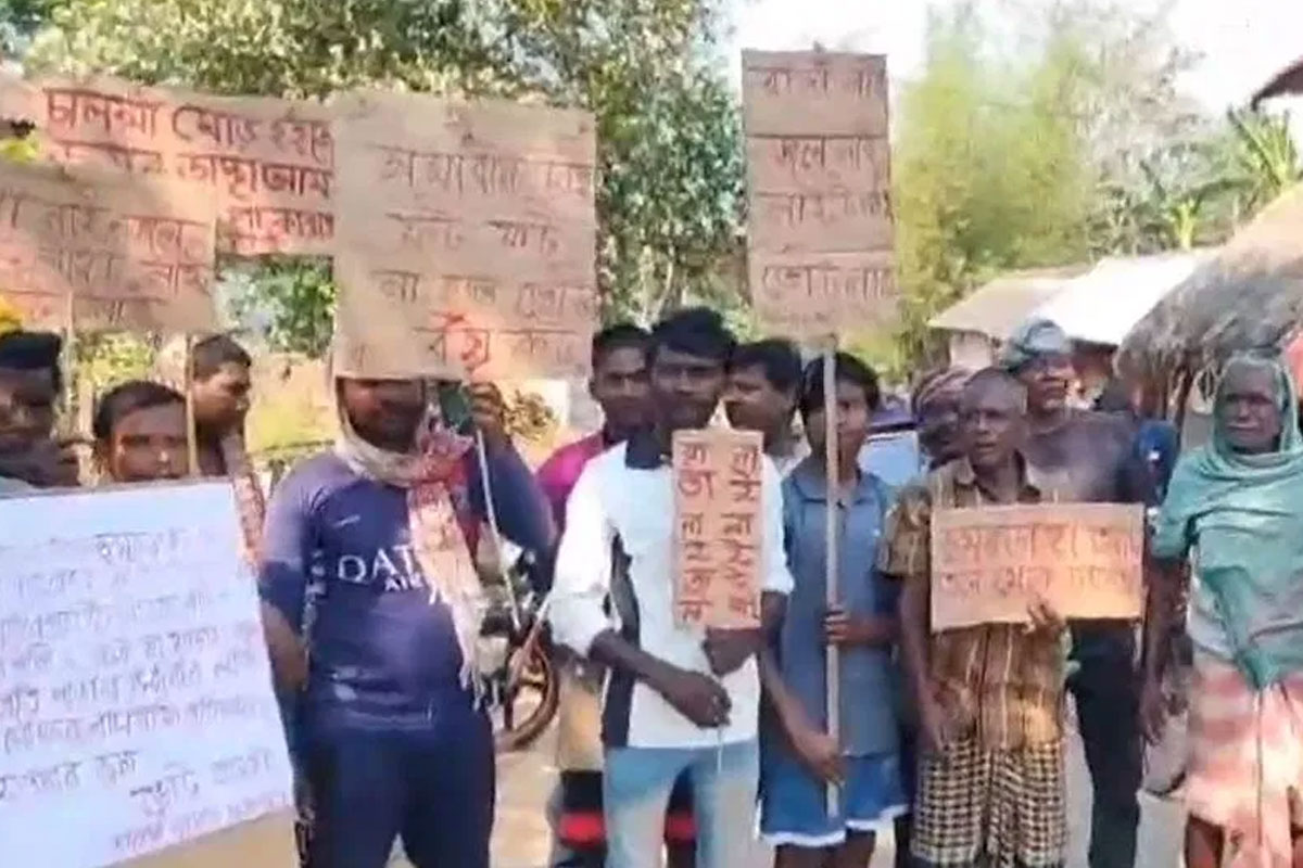 প্রতিশ্রুতি মিললেও নেই পানীয় জল, ভেঙেছে রাস্তা! ভোট বয়কটের ডাক বাঁকুড়ার চার গ্রামে