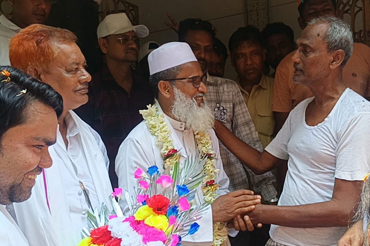 বাম আমলে গ্রেপ্তারের দাবিতে সরব! সেই মজিদ মাস্টারের বাড়ি গিয়ে ভোট চাইলেন তৃণমূল প্রার্থী