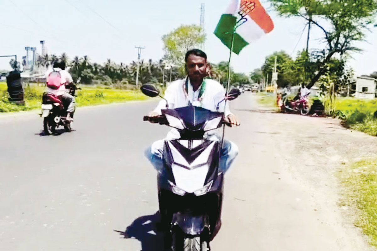 নেতা-কর্মীরা সঙ্গে নেই, নিজে হাতেই টাঙাচ্ছেন পোস্টার, স্কুটি নিয়ে একলা প্রচার কং প্রার্থীর!