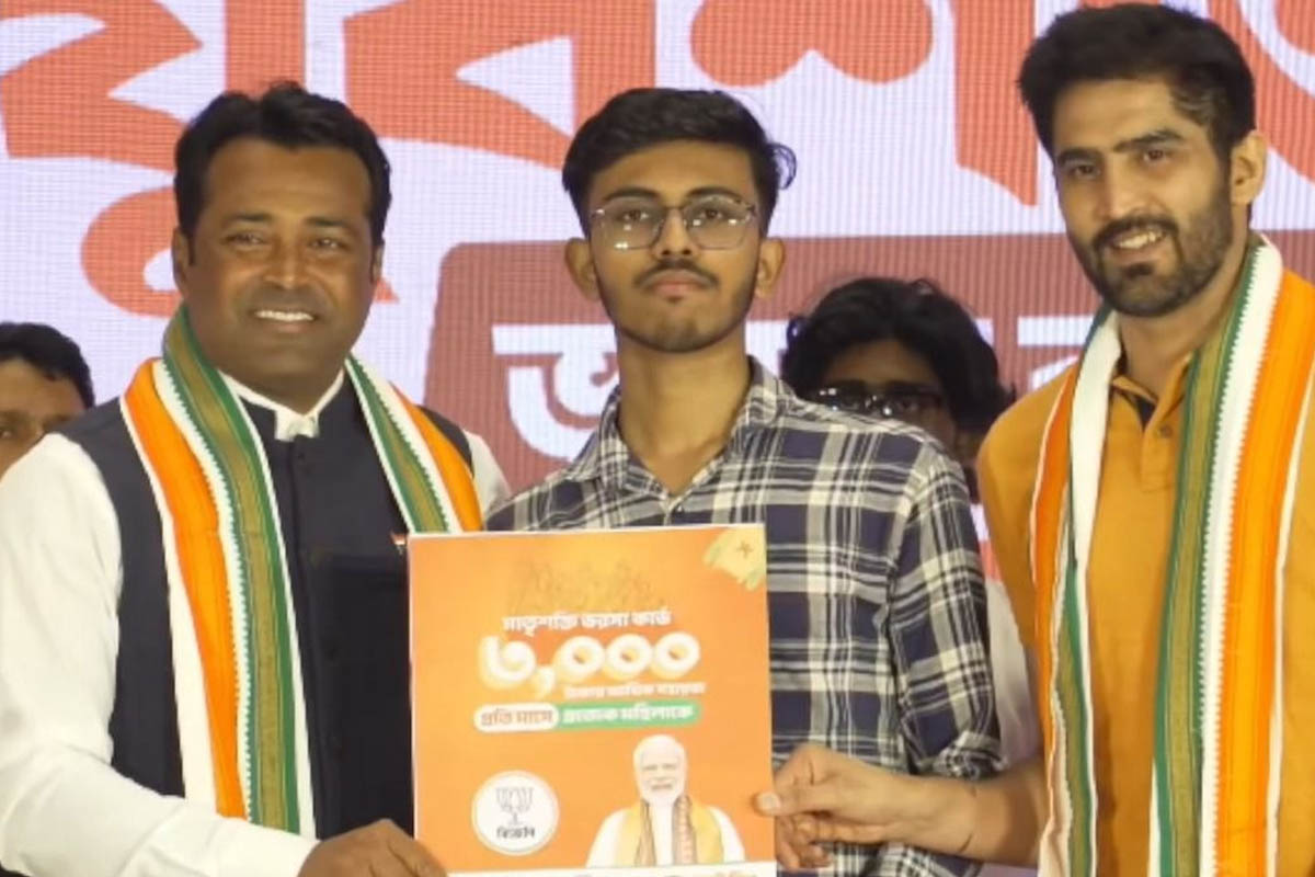 যুবদের হাতে ‘মাতৃশক্তি ভরসা’ কার্ড ধরালেন লিয়েন্ডার! কটাক্ষ তৃণমূলের