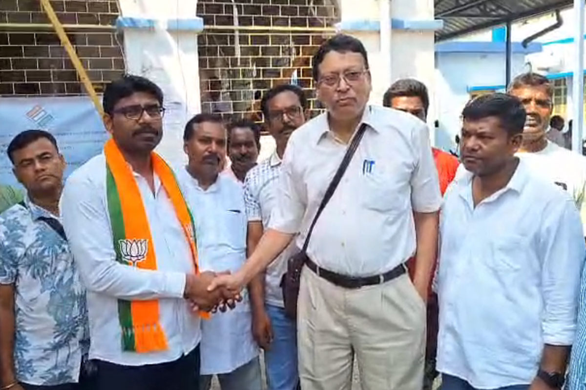 মান ভাঙাল আরএসএস! নেতাদের সঙ্গে আলোচনার পর মনোনয়ন প্রত্যাহার বিক্ষুব্ধ বিজেপি প্রার্থীর