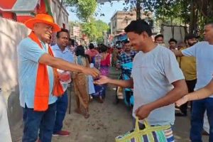 ভোটারদের তেল দিচ্ছে বিজেপি! নববর্ষে নির্বাচনী প্রচারে মিষ্টিমুখও করাল গেরুয়া শিবির