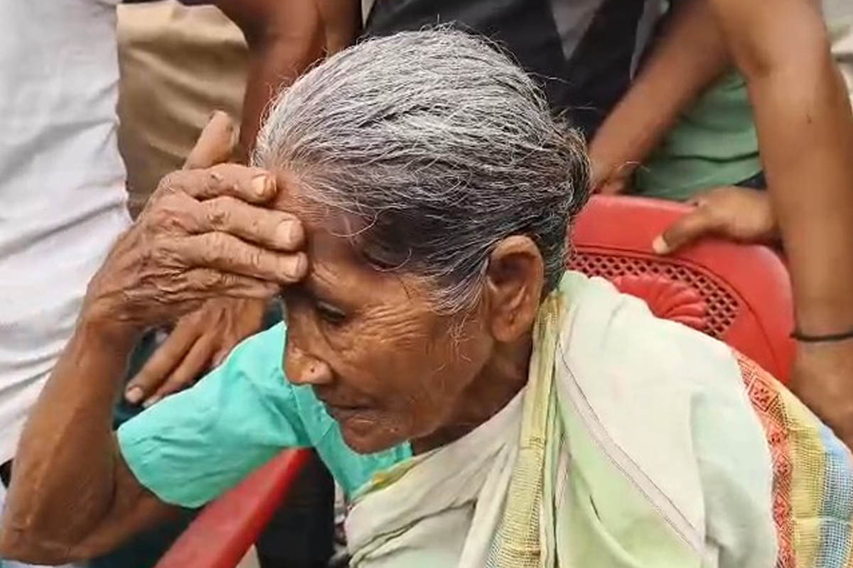 বিজেপিকে ভোট দিতে চাপ! বাহিনীর হাতে মাথা ফাটল প্রতিবাদী বৃদ্ধার