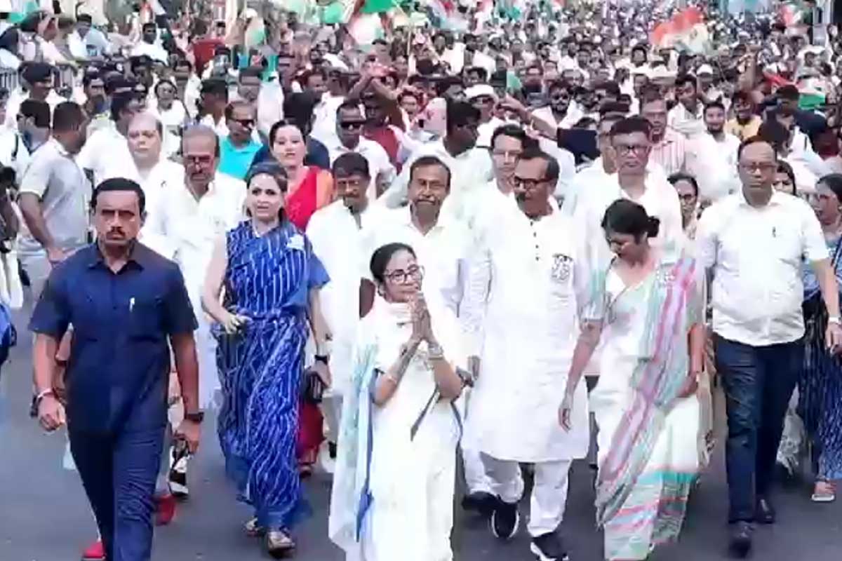 ৫ বিধানসভা ছুঁয়ে শেষলগ্নে প্রচার, কলকাতার বুকে জনসুনামিতে শুরু মমতার মিছিল