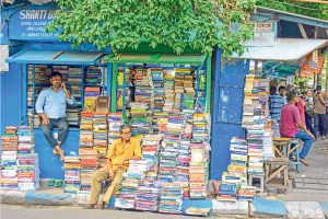 বাংলা মিডিয়াম স্কুলের পাঠ্যপুস্তকের চাহিদা কমায় হতাশ কলেজ স্ট্রিট, বিক্রির ভাটা কাটবে কীভাবে?