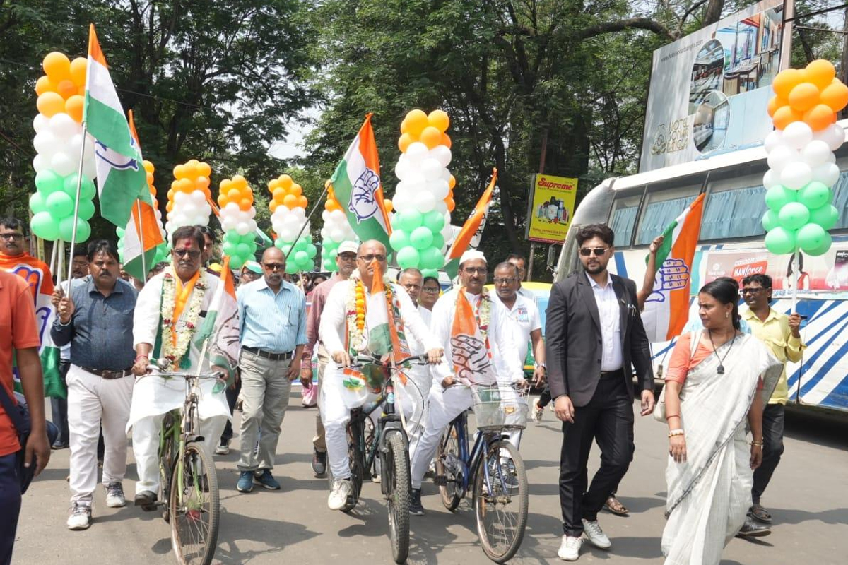 জ্বালানির দাম বৃদ্ধির অভিনব প্রতিবাদ, সাইকেল চালিয়ে মনোনয়ন পেশ কংগ্রেস প্রার্থীদের