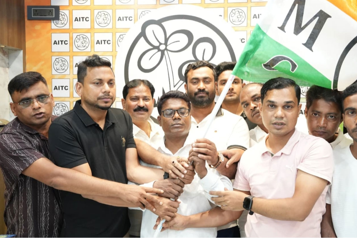 ‘হাতে’ ভরসা নেই, অভিষেকের সফরের আগে কংগ্রেস ছেড়ে তৃণমূলে যোগ খোদ প্রার্থীর