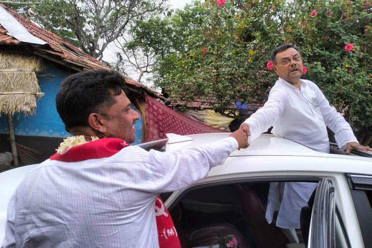 ভোটের ময়দানে সৌজন্যের নজির! সিপিএম প্রার্থীকে দেখেই এগিয়ে গেলেন তৃণমূলের সমীর