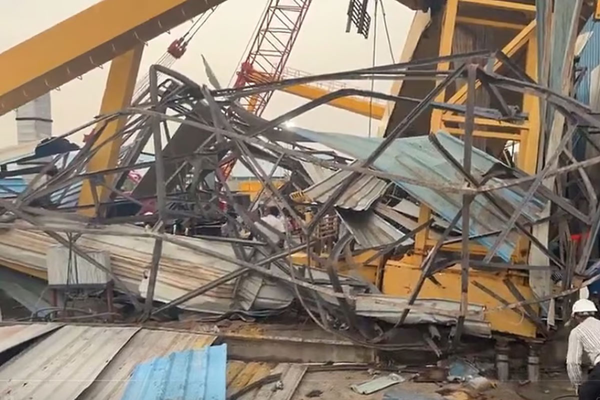 ঝড়বৃষ্টি থেকে বাঁচতে ছাউনির নিচে দাঁড়ান, সেখানেই ভেঙে পড়ল ক্রেন, তেলেঙ্গানায় মৃত ৫ শ্রমিক