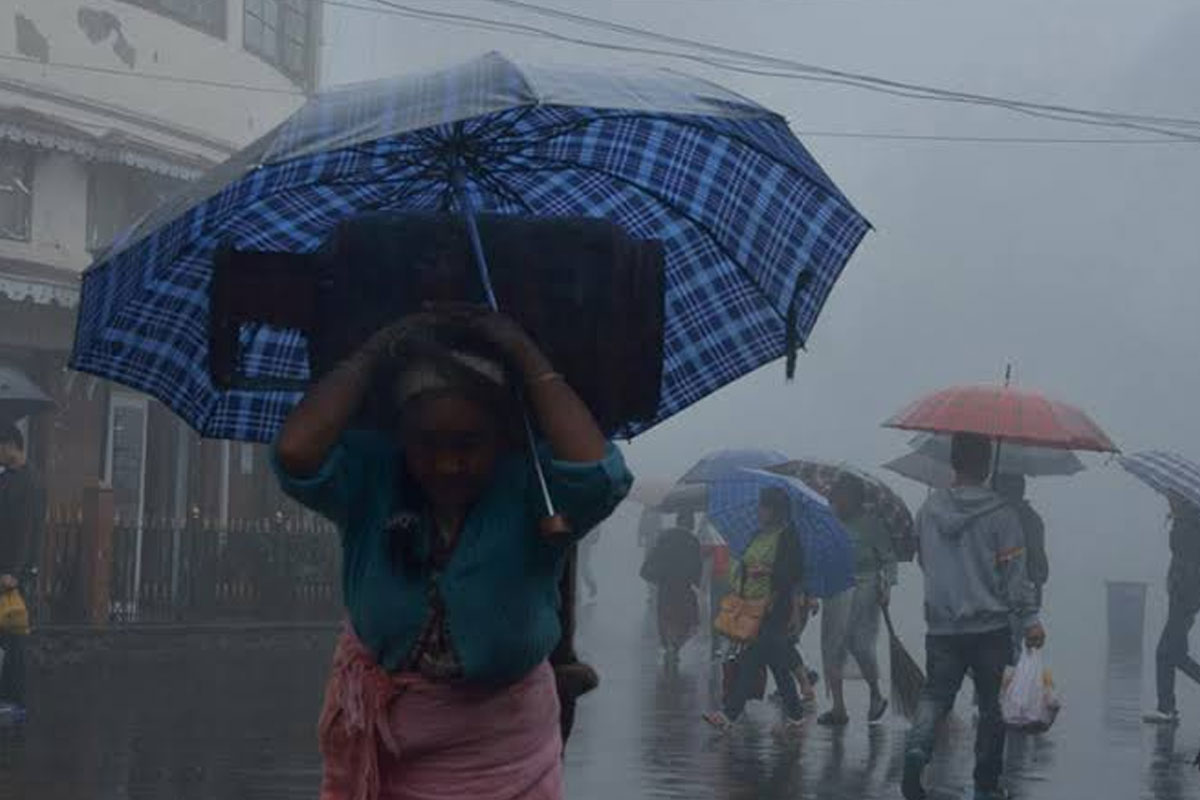 পাহাড়ে বাড়ছে দুর্যোগ, ঝড়বৃষ্টি মাথায় নিয়ে দুর্গম এলাকায় কীভাবে যাবেন ভোটকর্মীরা? দুশ্চিন্তা
