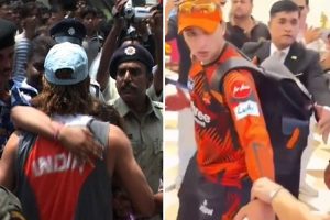 ১৯ বছর আগের ধোনি কাণ্ডের পুনরাবৃত্তি! এবার অভিষেককে দেখেই সীমা ছাড়ালেন তরুণী, ভাইরাল ভিডিও