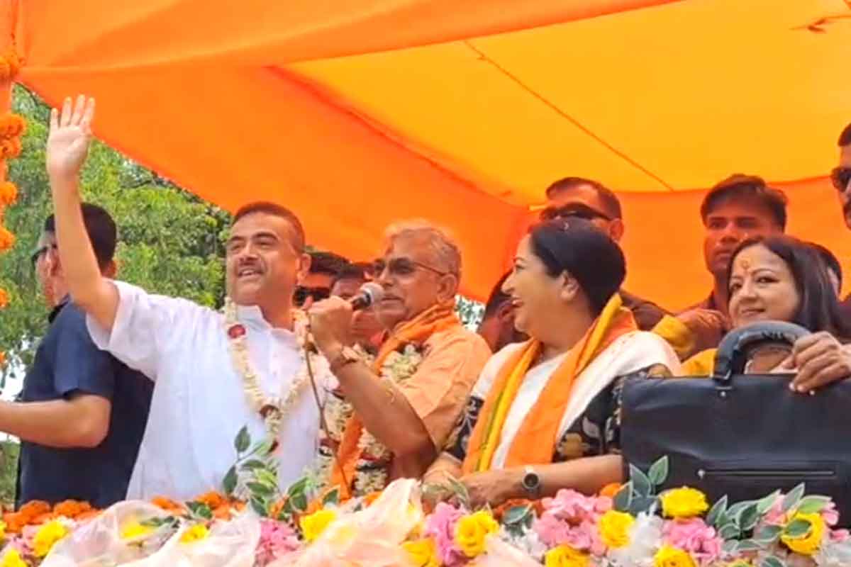 আড়ি ভুলে ভাব! খড়গপুরে ‘দাবাং’ নেতা দিলীপের মনোনয়নে শুভেন্দু, নিচুতলায় ঐক্যের বার্তা দেওয়ার কৌশল?