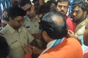 দুর্গাপুরে থানায় ঢুকে ওসিকে ধমক, মধ্যরাতে পুলিশকে ঘিরে স্লোগান! অভিযুক্ত বিজেপি প্রার্থী
