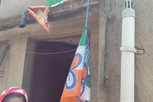 দুর্গাপুরে তৃণমূলের পতাকা পুড়িয়ে দিল বিজেপি! ‘বদনাম করছে’, বলছে গেরুয়া শিবির