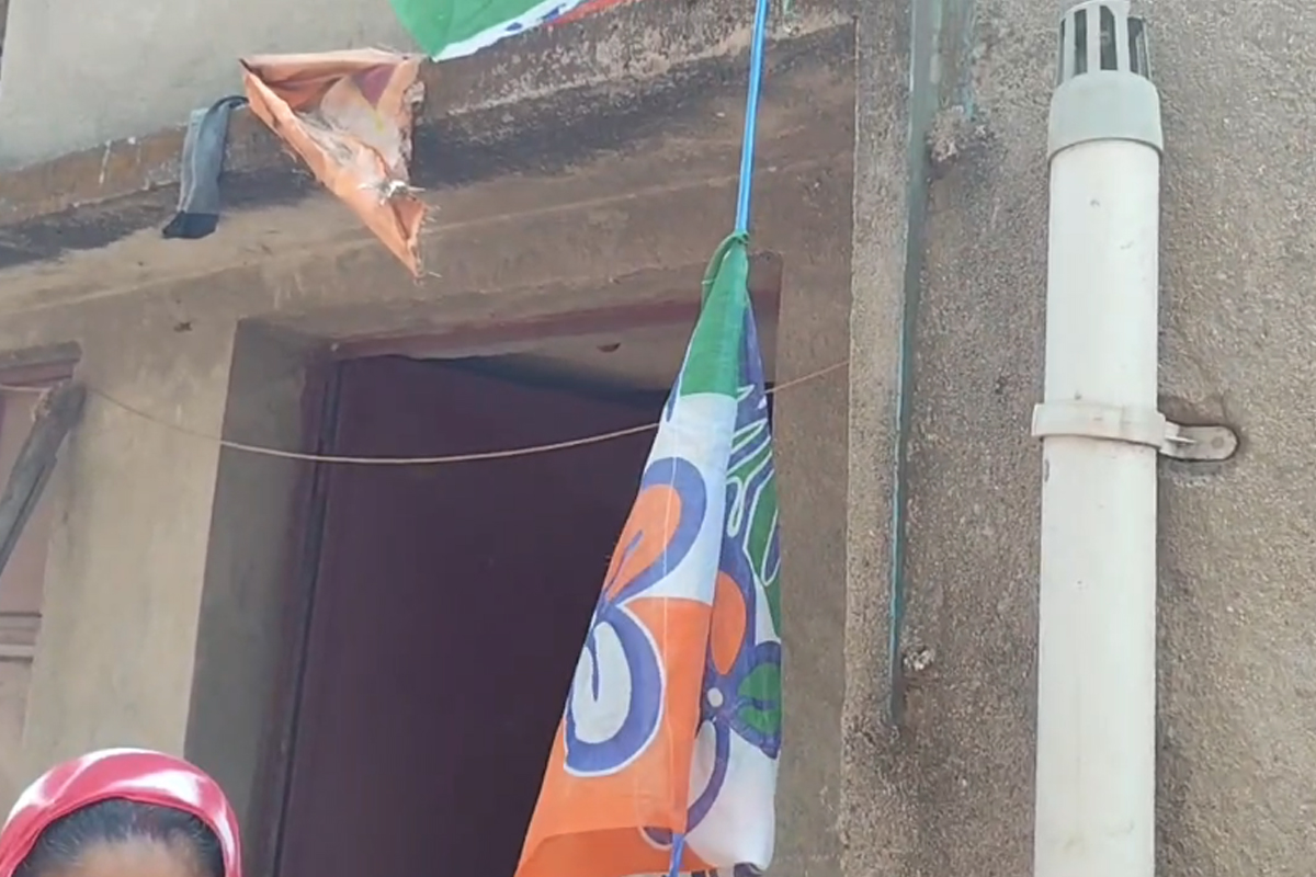 দুর্গাপুরে তৃণমূলের পতাকা পুড়িয়ে দিল বিজেপি! ‘বদনাম করছে’, বলছে গেরুয়া শিবির