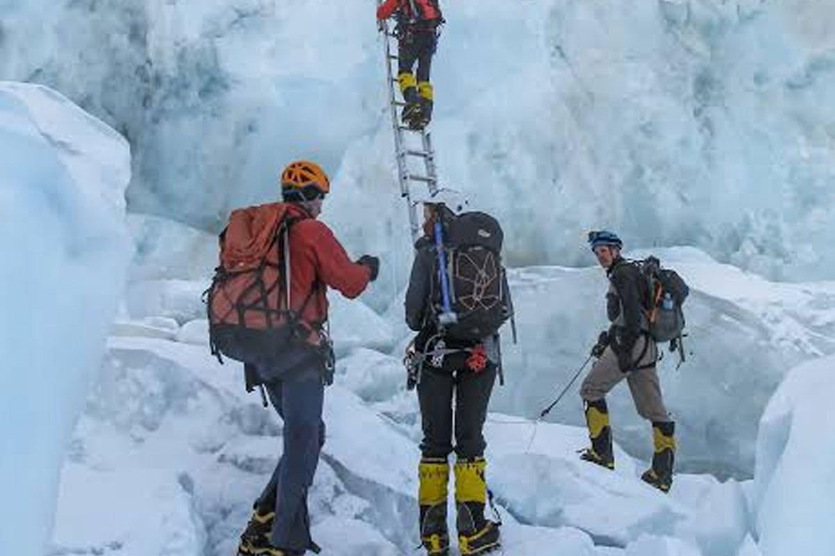 Guides multi-billion dollar scam of conquering Mount Everest