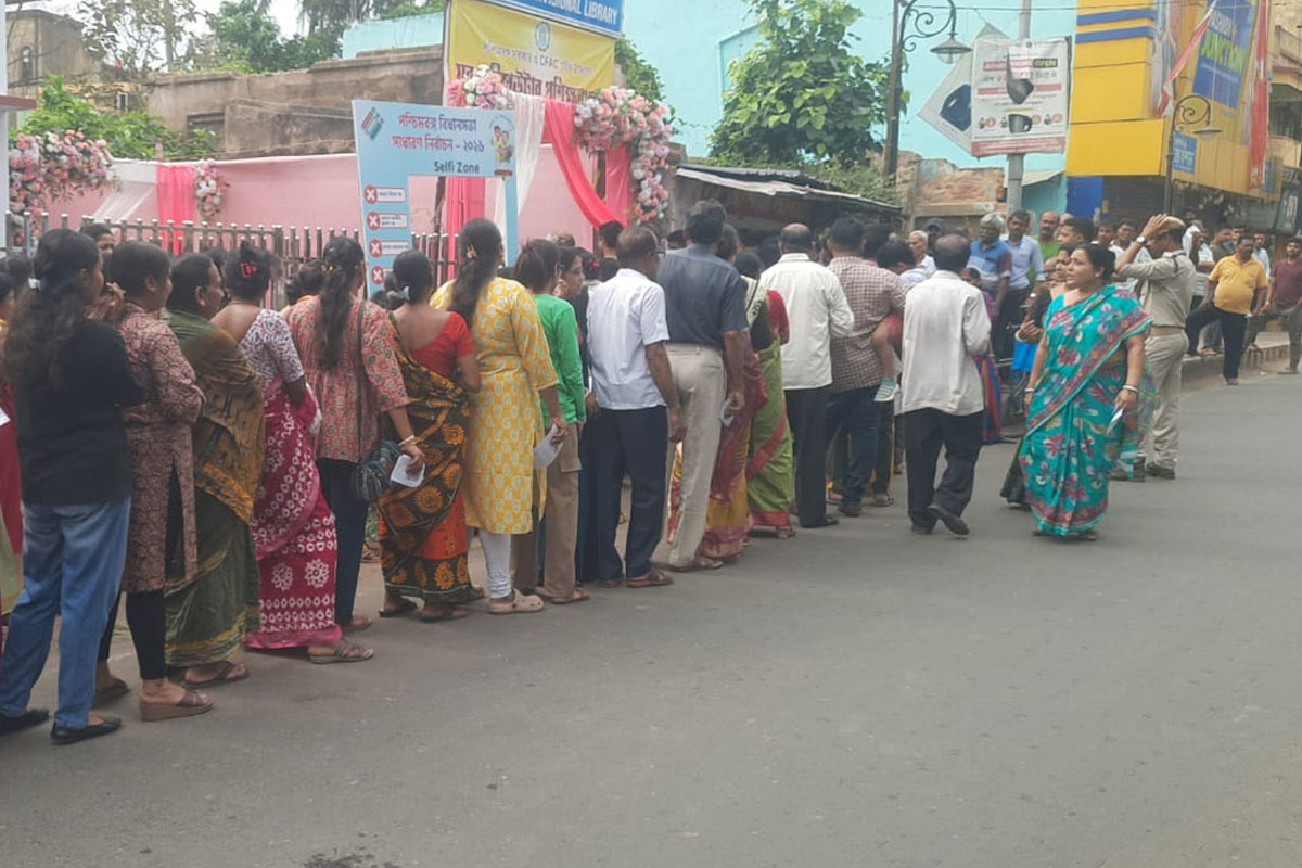 জেলায় জেলায় ইভিএম বিভ্রাটের অভিযোগ, বুথের বাইরে লম্বা লাইন ভোটারদের