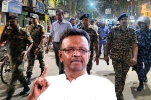 মাঝরাতে মেয়রের বাড়িতে বাহিনী! ফিরহাদ বললেন, ‘নকশাল আমলে এমন দেখেছি’