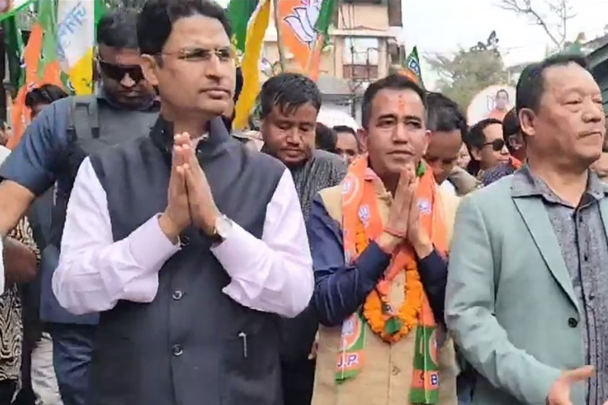 West Bengal Assembly Election: Morcha supporters carring BJP flags in Darjeeling