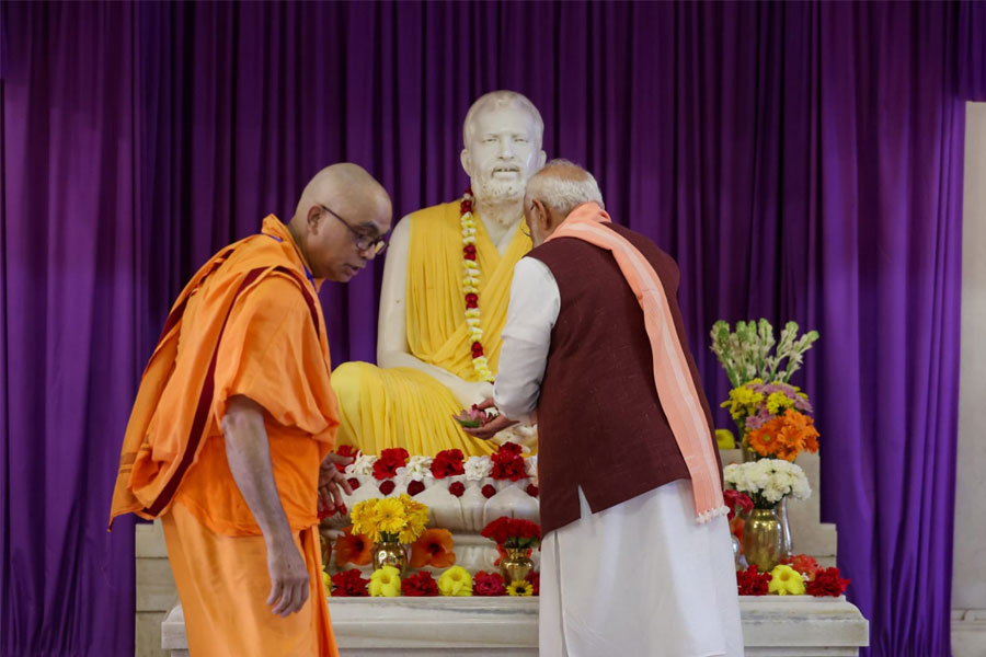 ‘এসআইআরে ভীত, তাই এত ভোট’, জৈন মন্দির থেকে দাবি মমতার, বেলুড় মঠে ঠাকুরকে প্রণাম মোদির