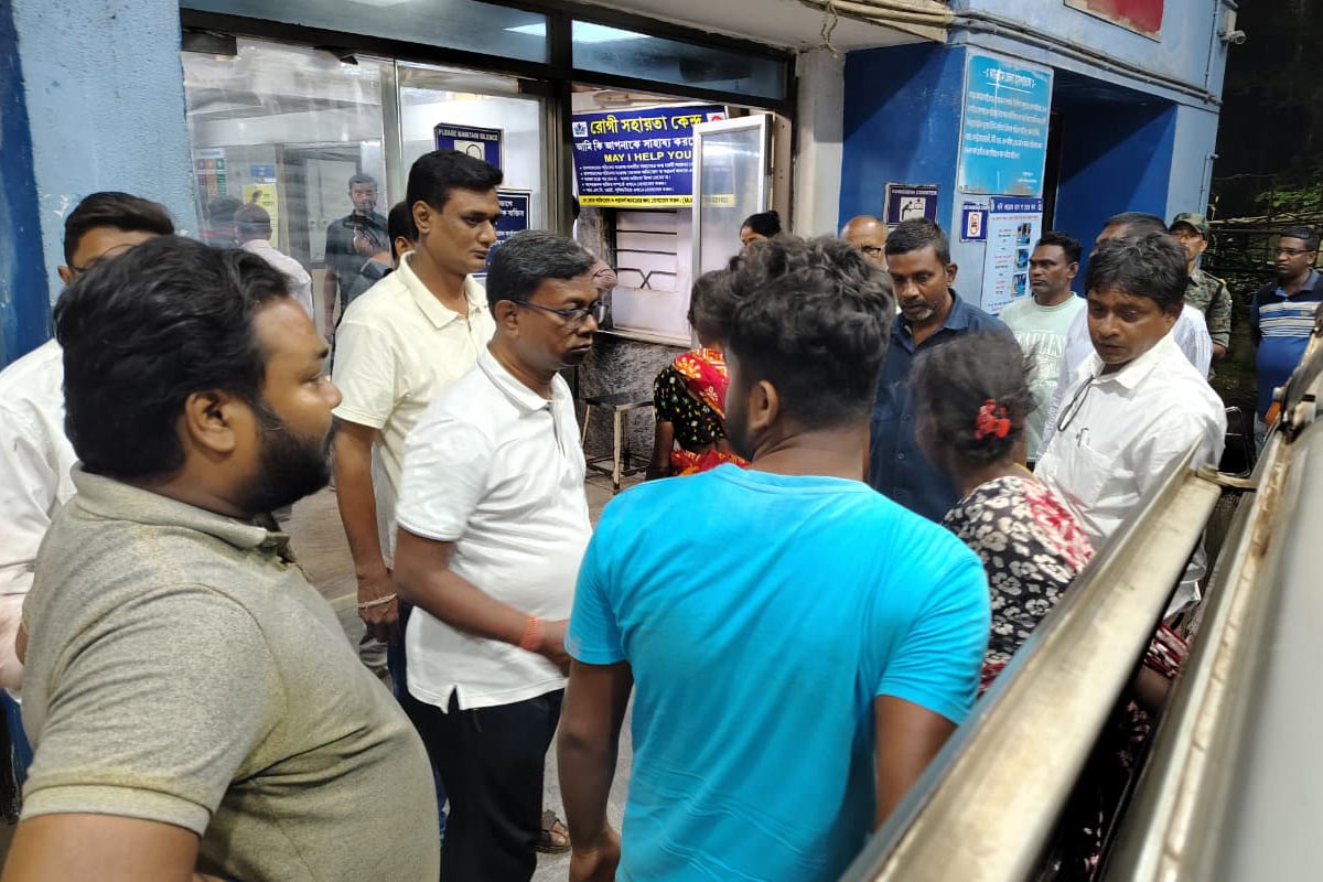 ভুলবশত কীটনাশক খেয়ে বিপত্তি! ঝাড়গ্রামে মুখ্যমন্ত্রীর সভা থেকে ফেরার পথে অসুস্থ ১৬জন