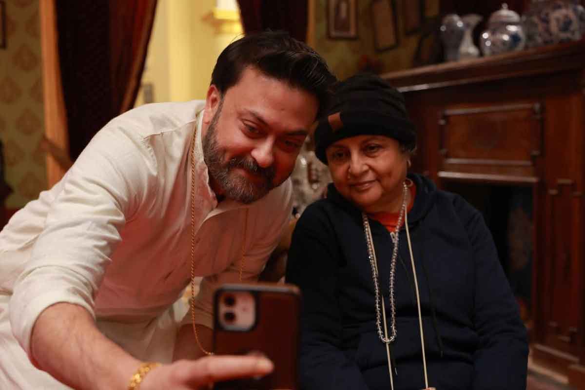রাজবেশে সিংহাসনে বিরাজমান যোগেন্দ্র! ‘ফুলপিসি ও এডওয়ার্ড’-এর প্রথম ঝলকে সাহেবিয়ানা সাহেবের