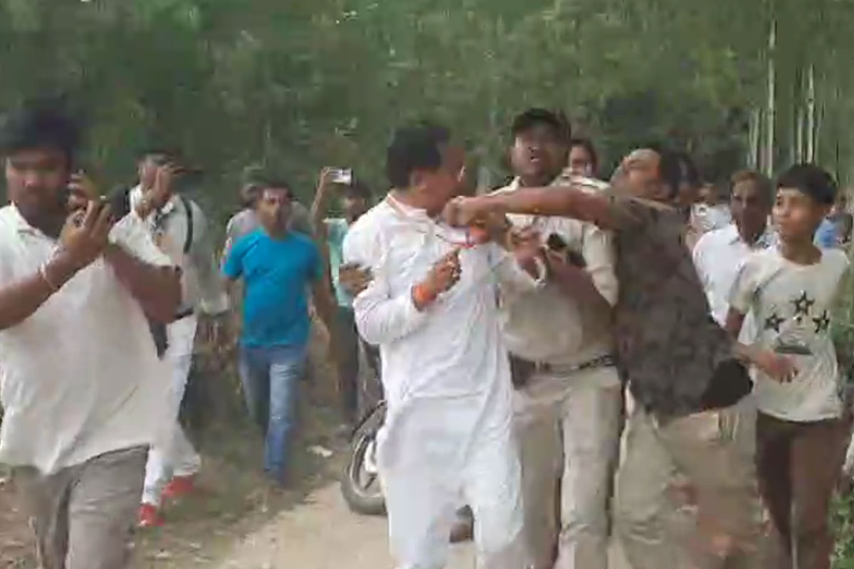 পুলিশের সামনেই বিজেপি প্রার্থীকে কিল-চড়-ঘুষি, ‘গন্ডগোল করছিলেন’, বলছে তৃণমূল