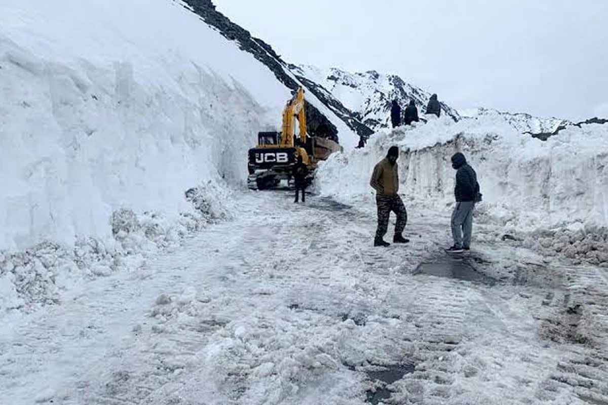 Around 800 tourists stranded in Lachen, Sikkim due to snowfall and landslides
