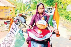 লক্ষ্মীর ভাণ্ডারের টাকা জমিয়ে স্কুটি, সেই বাহনেই তৃণমূলের হয়ে প্রচারে আদিবাসী বধূ