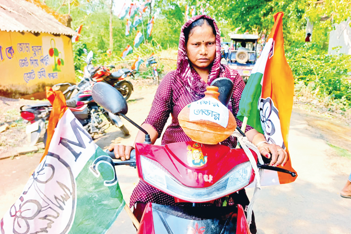 লক্ষ্মীর ভাণ্ডারের টাকা জমিয়ে স্কুটি, সেই বাহনেই তৃণমূলের হয়ে প্রচারে আদিবাসী বধূ