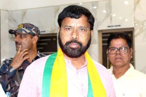 বাসে সাঁটানো লক্ষ্মণ ঘোড়ুইয়ের নগ্ন ছবি! ‘এআই দিয়ে বানানো’, বললেন বিজেপি প্রার্থী