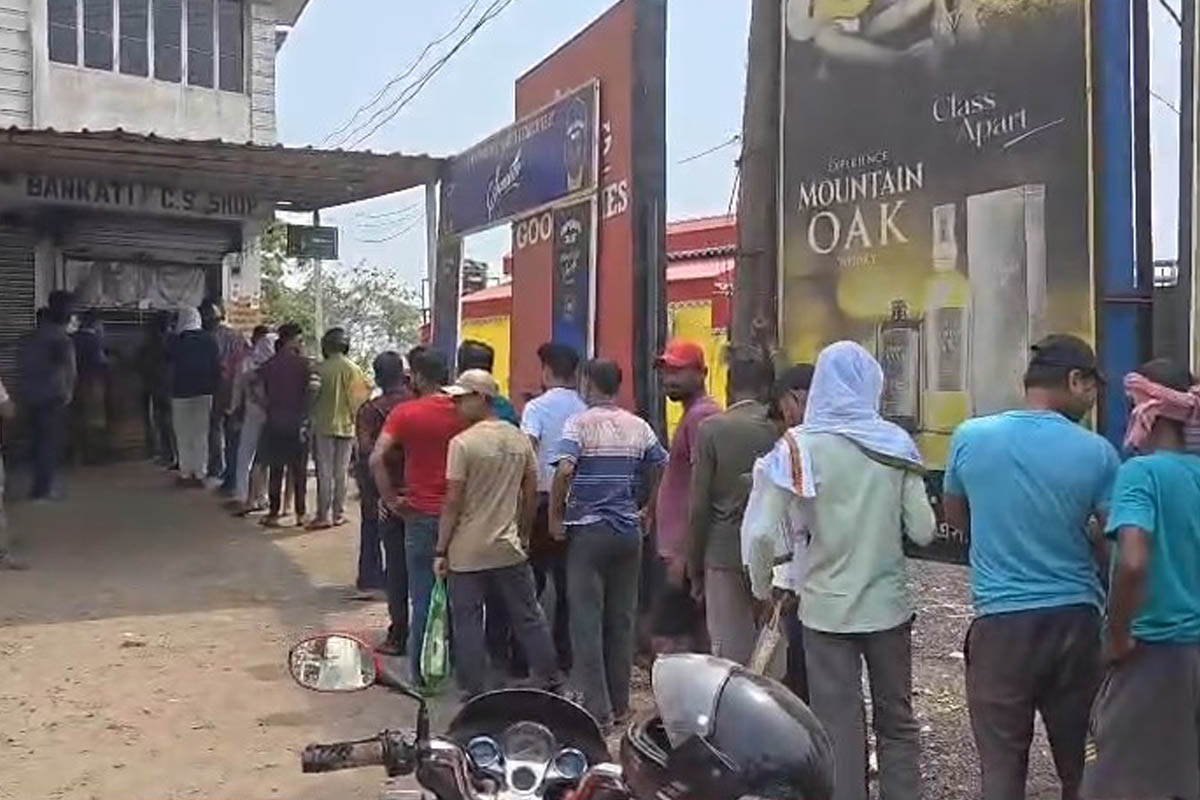 ফিরল করোনাকালের স্মৃতি! আবগারি ‘লকডাউন’ উঠতেই মদের দোকানে উপচে পড়া ভিড়