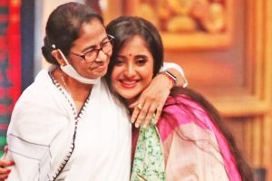 ‘মহিলা মুখ্যমন্ত্রীকেই সম্মান করে না! ভেবে ভোট দিন’, বিকৃত মিম মনে করিয়ে সতর্কবাণী সৌমিতৃষার