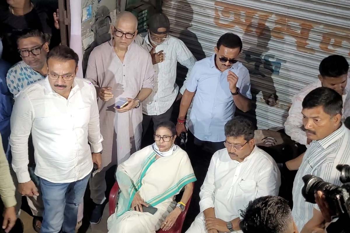 ভবানীপুরের বুথে বসে মমতা