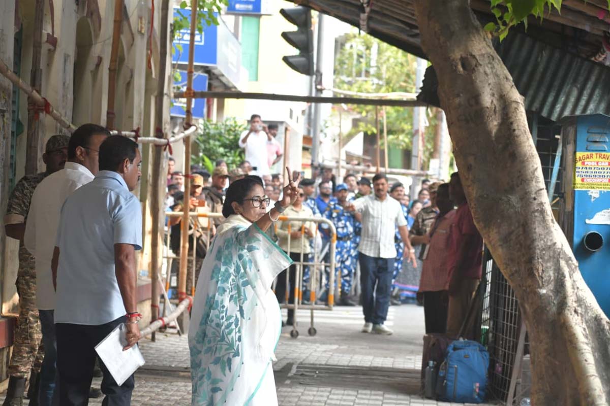 মিত্র ইন্সটিটিউশনে ভোট দিলেন মমতা