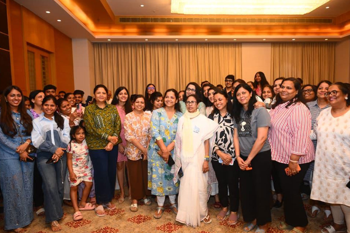 ভবানীপুরের ছেঁকে ধরল মহিলা ও ছোটরা, আবাসনে জনসংযোগে ‘আপনজন’ মমতা