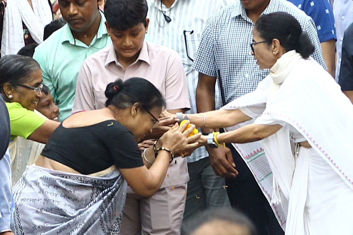 বিজেপির মাইক ‘তাণ্ডবে’ পণ্ড সভা, কথা রেখে সেই চক্রবেড়িয়াতেই পদযাত্রা মমতার