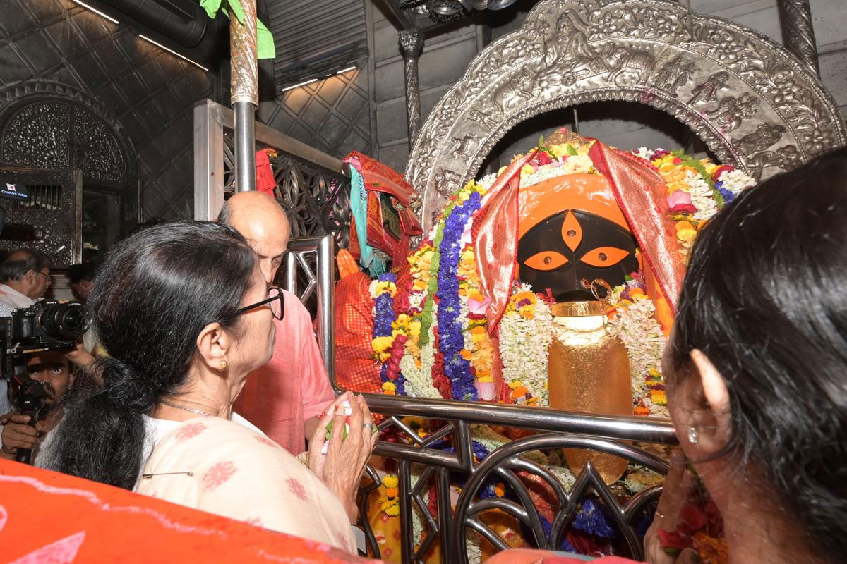 নববর্ষের প্রাক্কালে কালীঘাটে পুজো মমতার, আরতি করে রাজ্যবাসীর জন্য কী প্রার্থনা মুখ্যমন্ত্রীর?