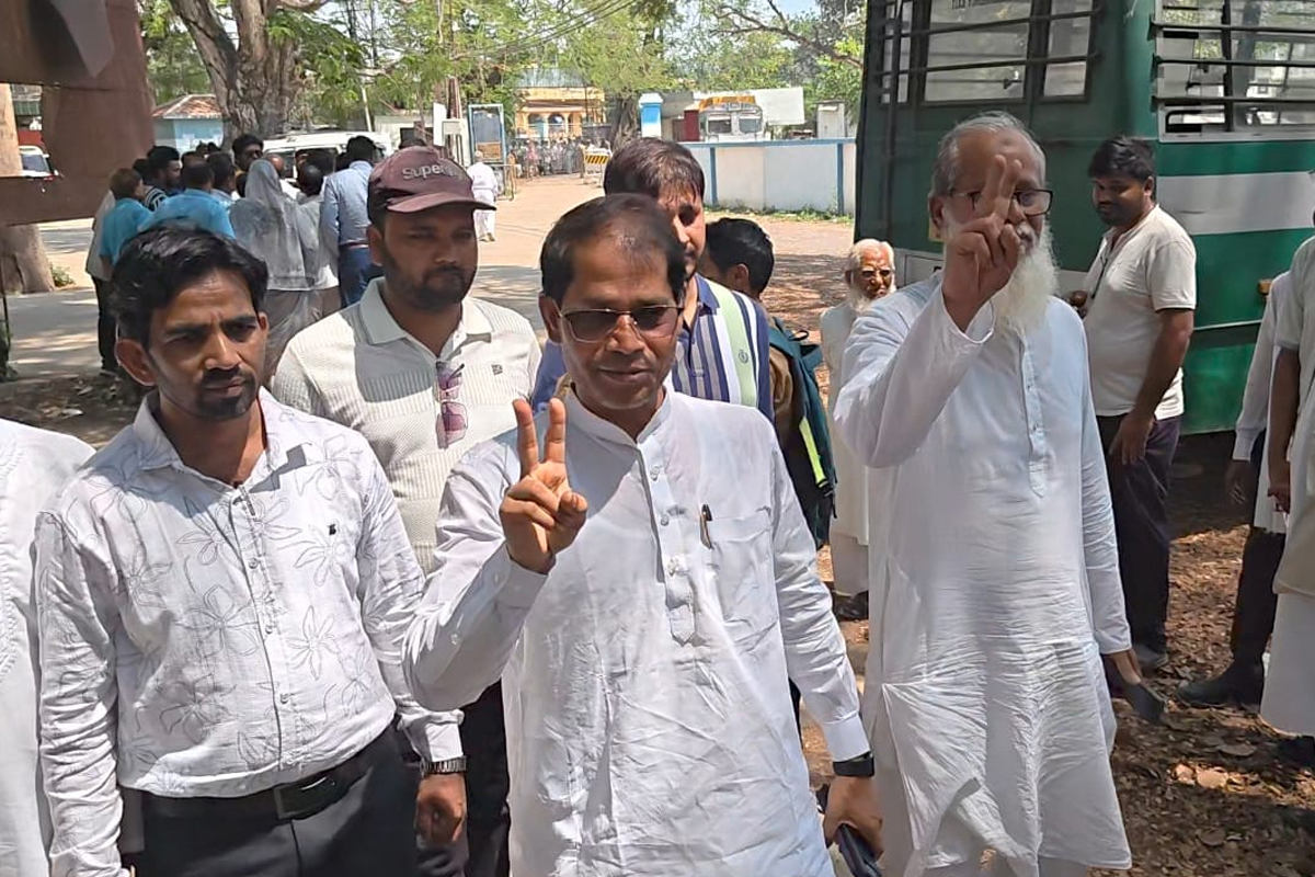 এসআইআর জটে ‘ঘোষিত’ প্রার্থী, কংগ্রেসের হয়ে মনোনয়ন পেশ তৃণমূল বিধায়কের