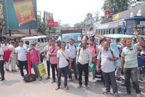 বাসের ব্যবস্থা করেনি ডিসিআরসি! মাথাভাঙা-কোচবিহার রাজ্য সড়ক অবরোধ ভোটকর্মীদের, যানজট