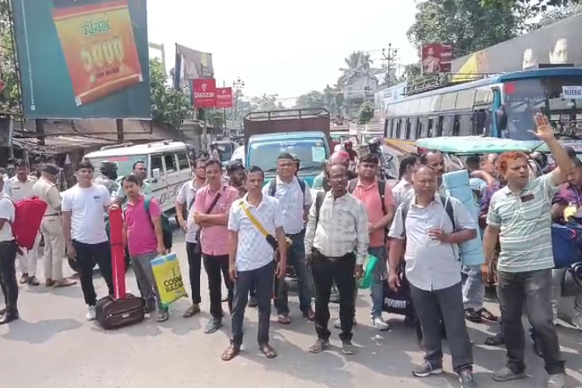 বাসের ব্যবস্থা করেনি ডিসিআরসি! মাথাভাঙা-কোচবিহার রাজ্য সড়ক অবরোধ ভোটকর্মীদের, যানজট