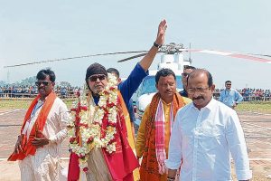ইন্দাসে মিঠুনের রোড শো-তে লোকই হল না, সাহসপুরে প্রচারে গাড়ি থেকে না নেমেই ফিরলেন মহাগুরু!